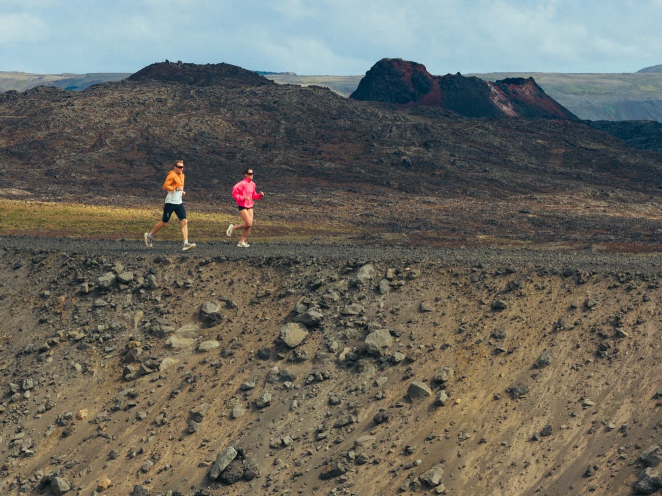 Hlauparar við gígana ofan við Grindavík