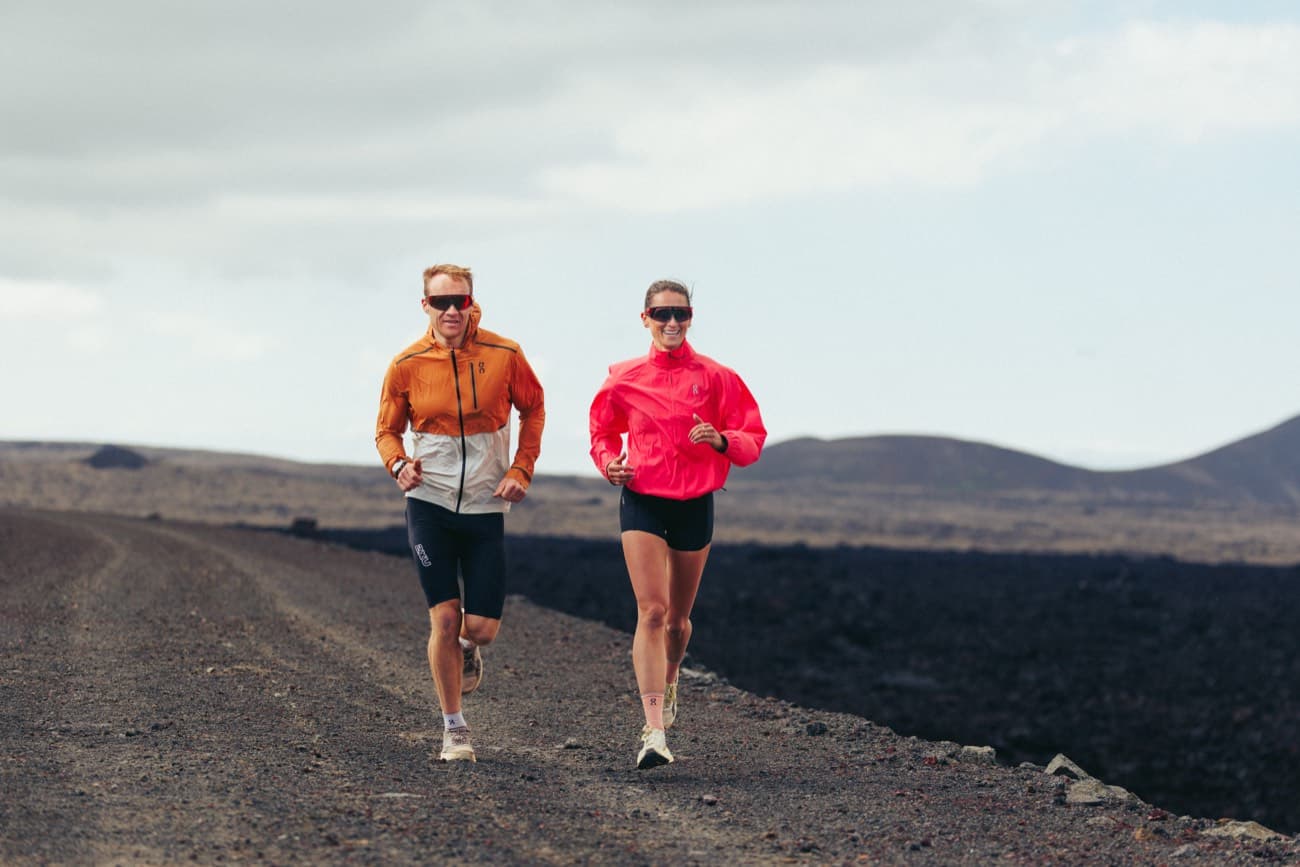 Hlauparar undir skýjuðum himni