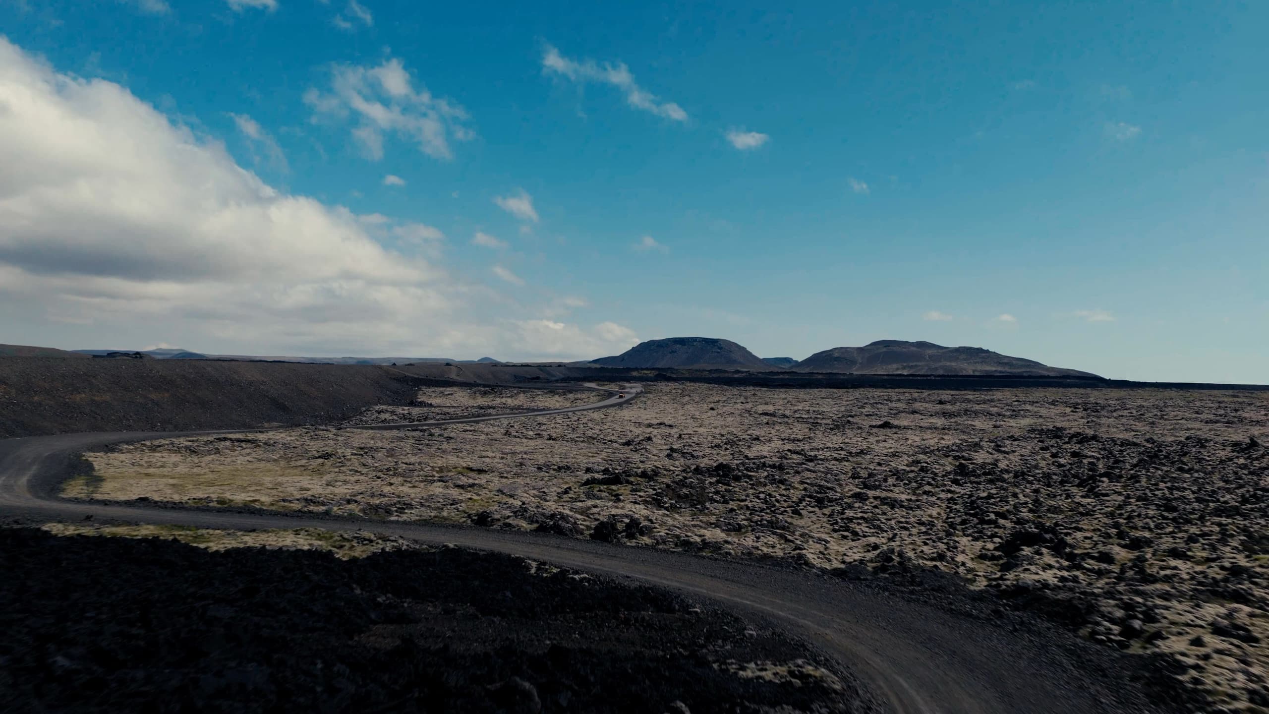 Malarvegur í gegnum hraunbreiðuna á Reykjanesi